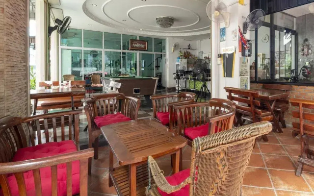 OYO 75350 Hole In One Bar Hotel