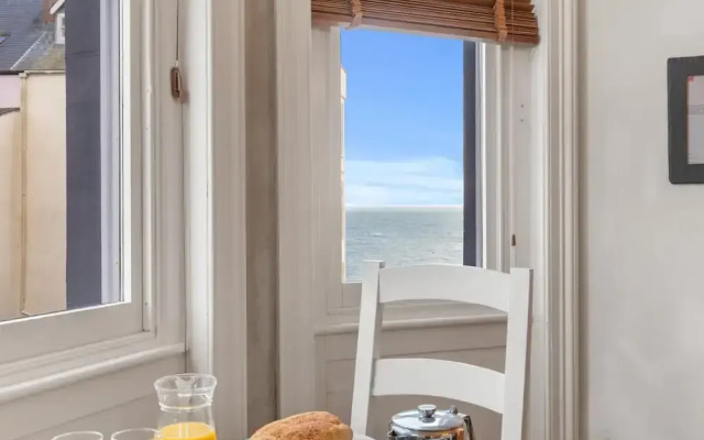 Spinnaker - Close to Town Sea Views