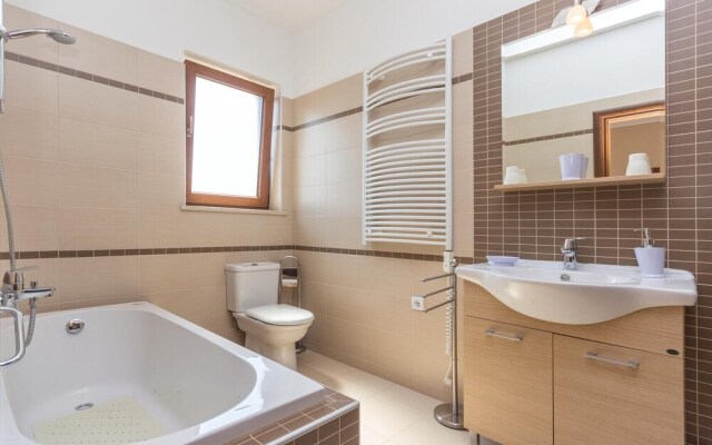 Amazing Home in Liznjan With Wifi and 3 Bedrooms