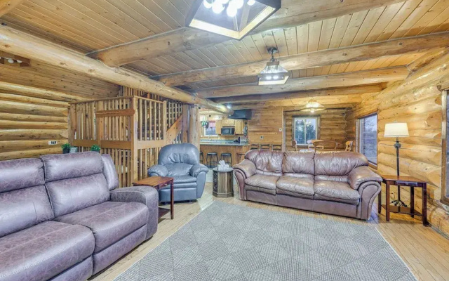 < 1 Mi to Kenai River: Spacious Cabin w/ Deck!
