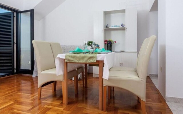 Excellent Apartment With Balcony and Sea View