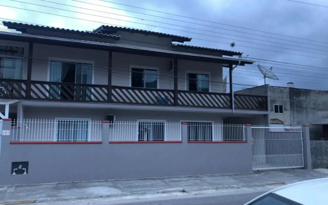 CASA com 3 QUARTOS 1000M DA PRAIA