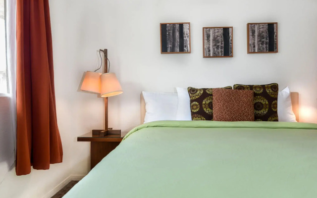 The Skylark a Palm Springs Hotel