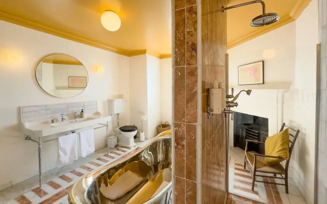 Georgian Luxury Margate Tnhouse Sleeps 11 by Adliv