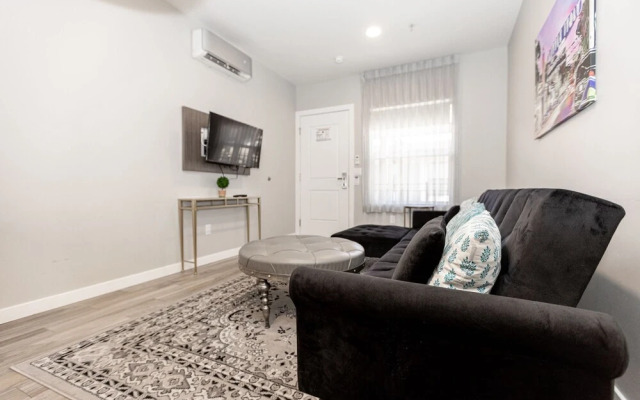 204 Stylish King Bed Suite