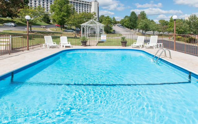 Super 8 by Wyndham Branson/Andy Williams Theater