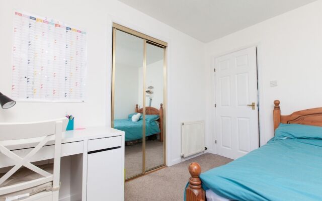 Ideal Fringe Base: Great Value + Free Parking!