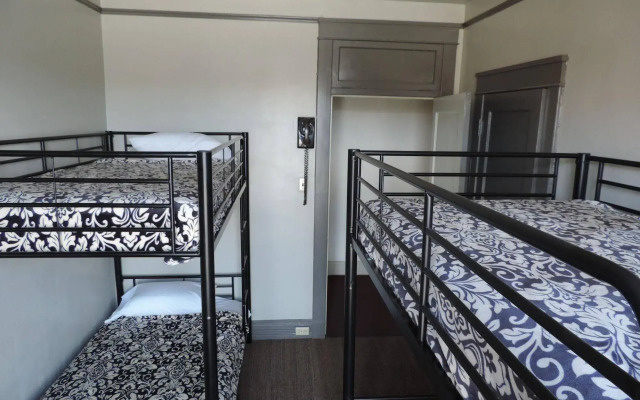 Gardner Hotel & Hostel