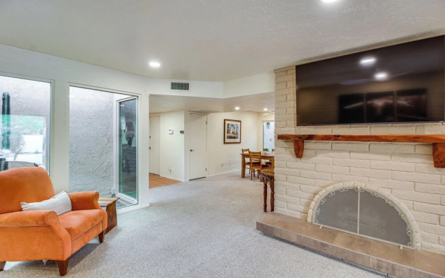 Tucson Townhome w/ Mountain View, Pool Access!