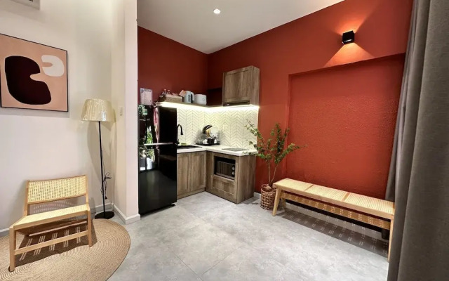 Kin Wander Tan Phong, The Moonage