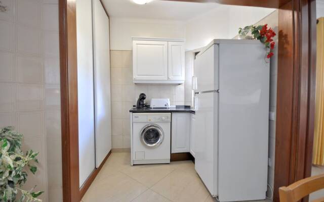 Residential Cul-de-sac Walking Distance to Centre, Private Pool, Free AC & Wifi