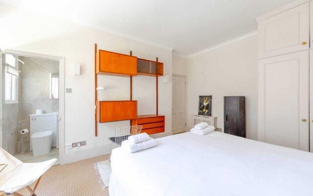 Stylish 2BD Flat - 5 Minute Walk to Notting Hill!