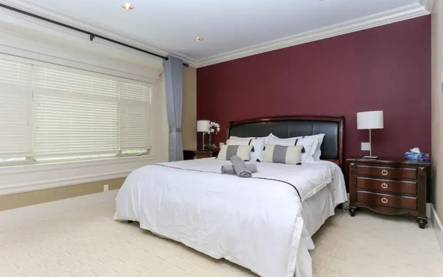 Grand 4 Bedroom Vacation House near Vancouver Downtown