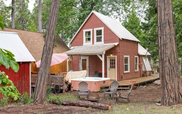 Twain Harte Cabin w/ Deck & Fire Pit!