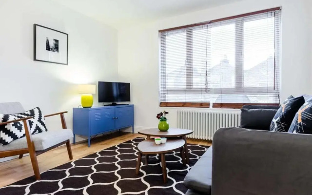 Aylie's Awesome 2 Bed Flat in Dalston