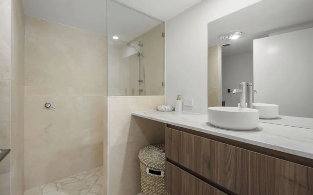 Burleigh Breeze 2 Bed Beach Walk