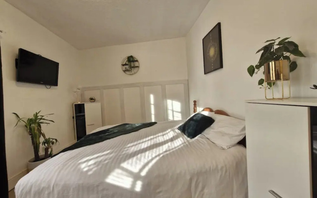 Beachside Retreat - Pets Ok - Free Parking