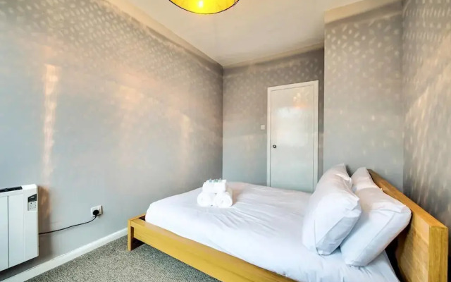 Old Town Edinburgh Apartment: Heart of the Action
