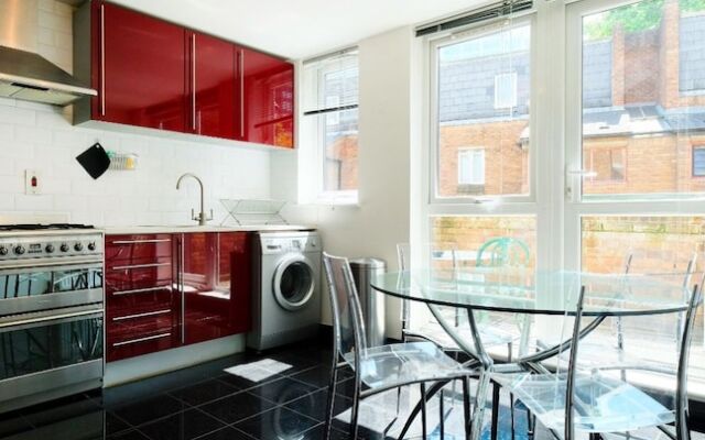 Spacious & Chic Central London Flat for 4