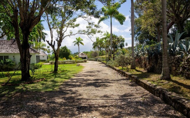 Amazing Family Retreat In Montego Bay! Enjoy A Private Pool And Breathtaking Views! 4 Bedroom Villa by Redawning