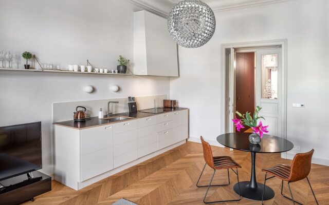 MN6 Luxury Suites by Adrez Living
