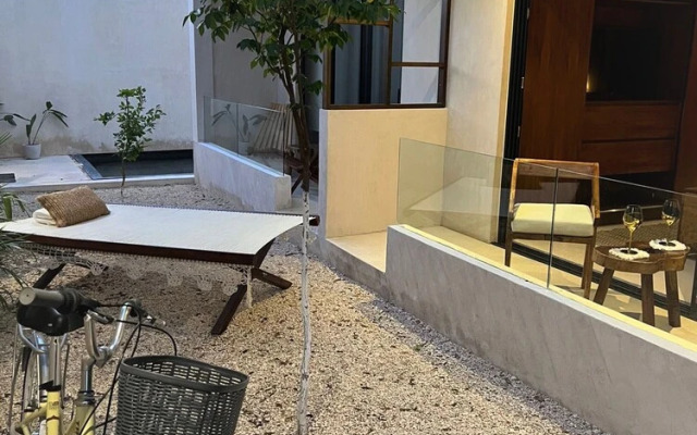 Stylish and Bright Studio Near the Pool