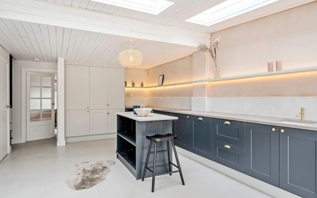 Chic Coastal Retreat - 5-min Stroll to Beach