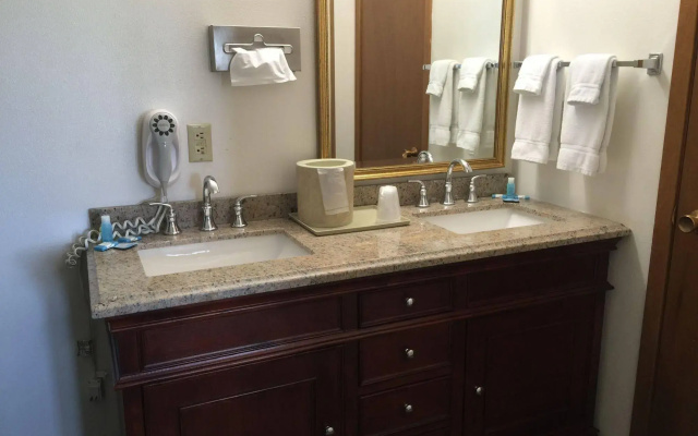 Crest Country Inn