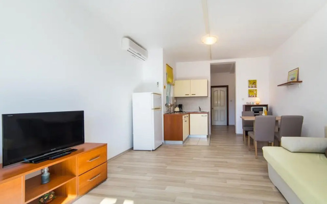 Nice Apartment in Brist With 1 Bedrooms and Wifi