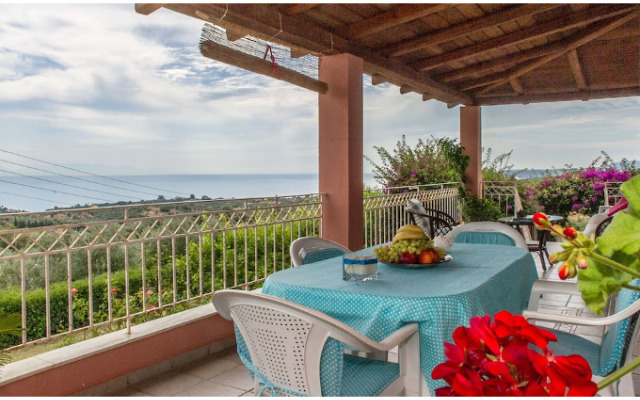 Country house with panoramic view and beach access