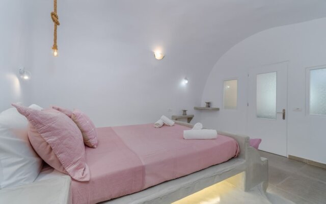 Beautiful 4-bed Cave House Near Fira, Private Pool