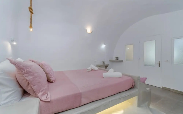 Beautiful 4-bed Cave House Near Fira, Private Pool