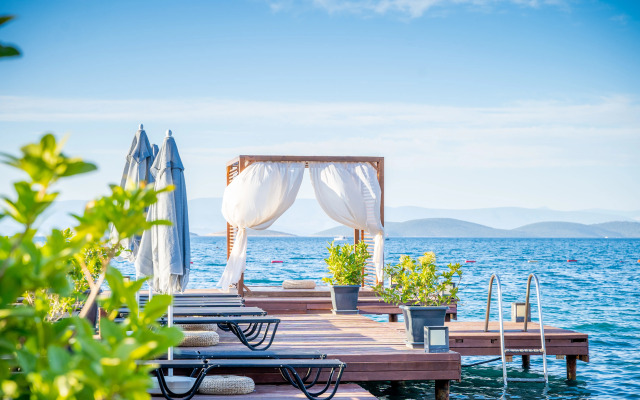 Moyo Beach Hotel
