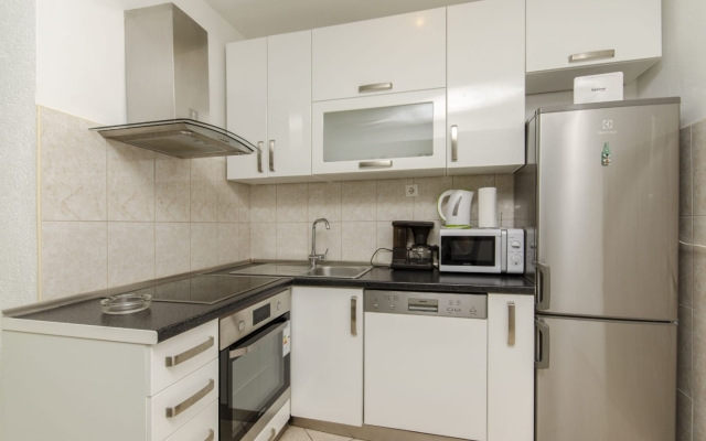 Holiday house More - garden shower: Vinisce, Riviera Trogir