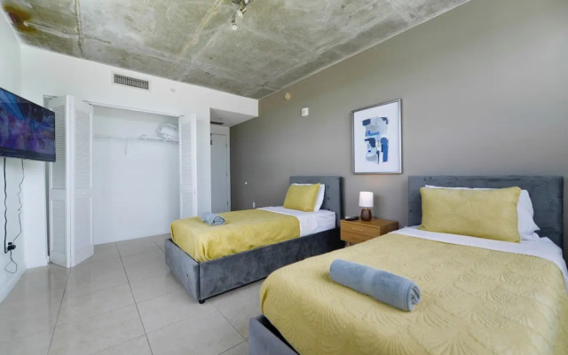 Lovely Condo|Pool & Parking at Midblock