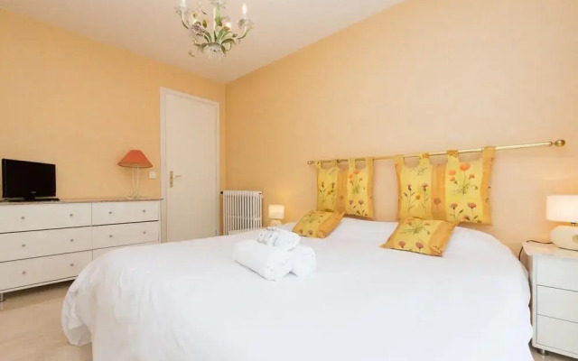 Palais Royal YourHostHelper