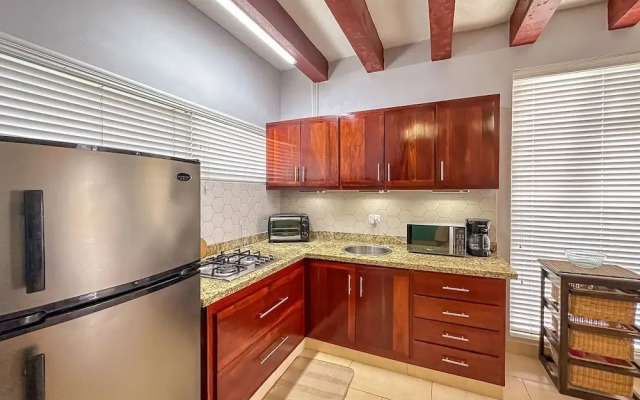 Gorgeous 1 BR PH Apartment w Jacuzzi