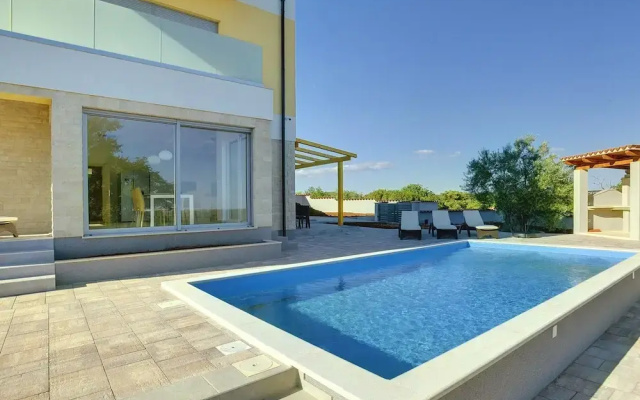 Villa in Peroj With Pool Near Barbariga Beach