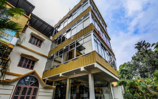 OYO Flagship 14294 De Rest
