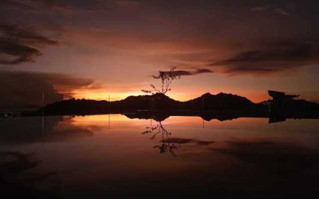 Harbour Komodo Hotel