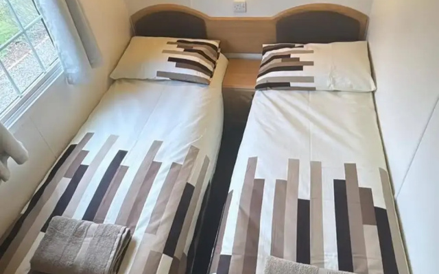 Llanarmon-yn-ial 3-bed Caravan, Sleeps 6