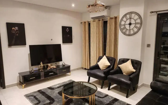 Luxurious & Comfy Gem-5 Star Location-pools, Gym!