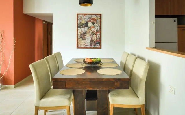 Homey Sea-Side Apartment by Sea N' Rent