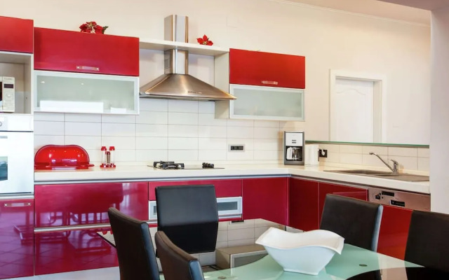 Modern Apartment in Podstrana with Hot Tub