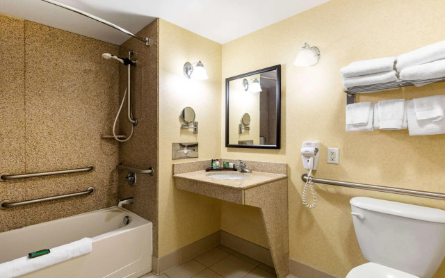 Gateway Hotel & Suites, Ascend Hotel Collection