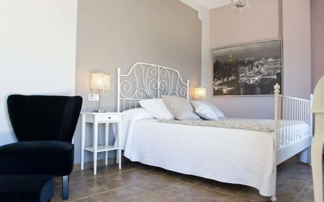 Hospederia Almundo by Alexandra Realty