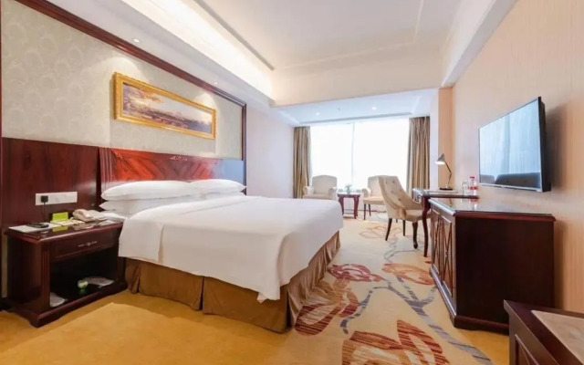 Vienna Hotel (Shenzhen Shiyan Shilong Community)
