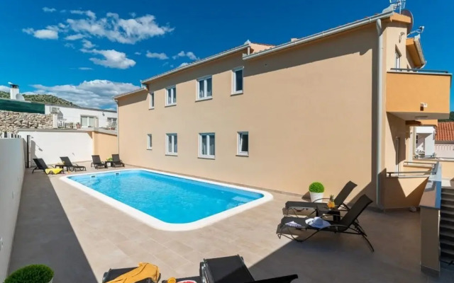 Lux 2 - Heated Pool - A2