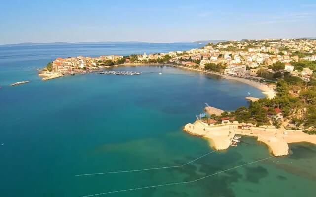 House next to the river Miro