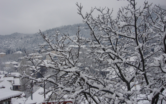 To Balcony tis Agorianis